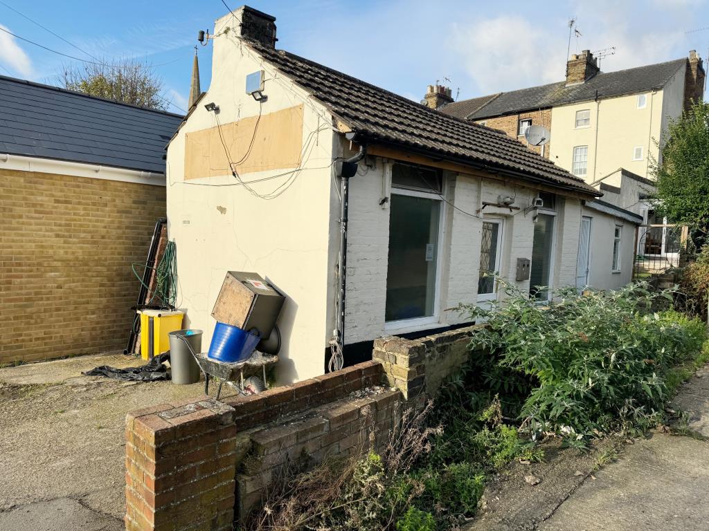 Lot: 94 - TOWN CENTRE SINGLE STOREY BUILDING WITH POTENTIAL - Outside view of property